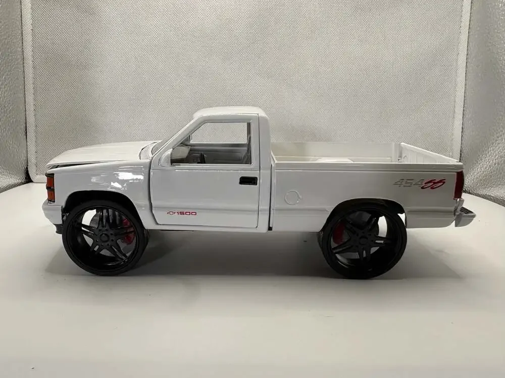 MotorMax 1992 Chevrolet 454 SS Pickup 1:24 Scale Die-Cast Model